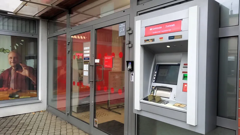 Bydgoska prokuratura stawia zarzuty w aferze bankomatowej. Z kont zniknęły 2 miliony złotych - Radio PIK