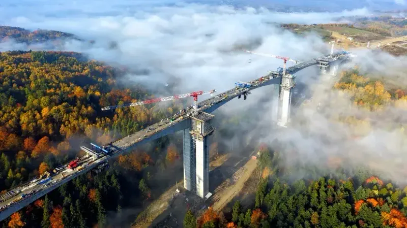 Potężna estakada w chmurach. Szybką trasą pojedziemy 80 metrów nad ziemią